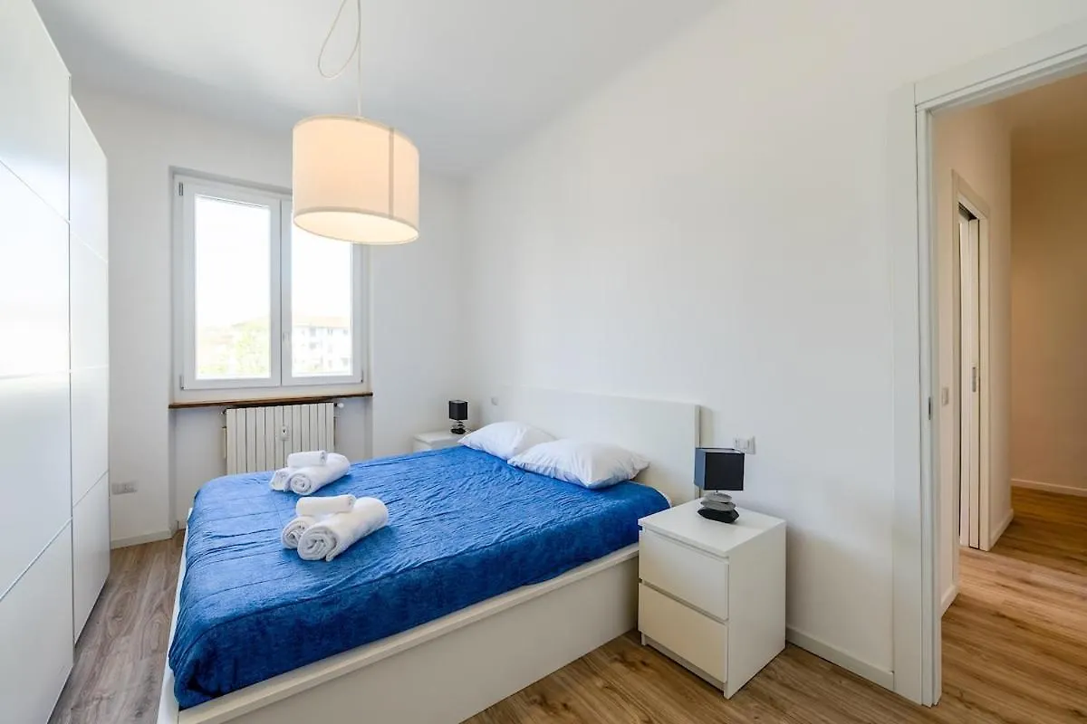 Spacious And Bright Apartment In Porta Vittoria ミラノ